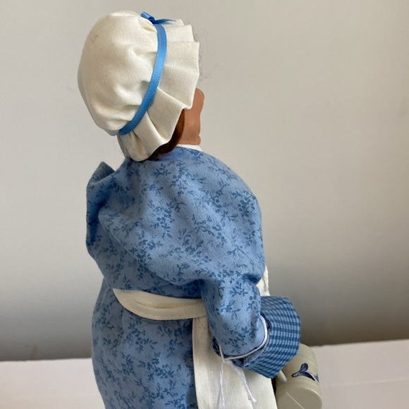 Byers' Choice Tavern Woman with Mugs - 2004 - Picture 8 of 13